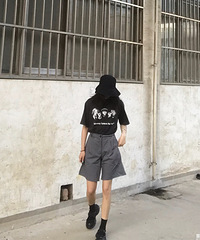 这身搭配中性又带着点可爱,灰T扎进裤子超显瘦