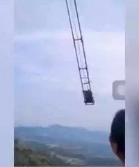 吓!重庆wanghong景点悬崖秋千钢丝脱落