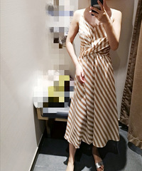 这条UR的条纹连衣裙,特别适合小个子女生!领口设计也很贴心