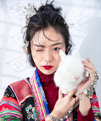 这家写真店的风格拍出来我就变成了漂亮的苗家女孩