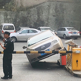 今早小区门口又见英雄