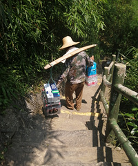 看到这一幕不禁感慨:景区十几二十块一瓶的水,并不贵