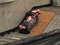 大妈轻轨站内乘凉