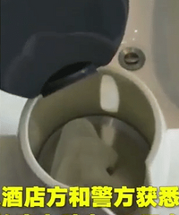 一女子将卫生巾放入酒店烧水壶内