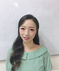 只是化个妆,前后差别好大!黑色头发选择棕色眉粉,更显年轻