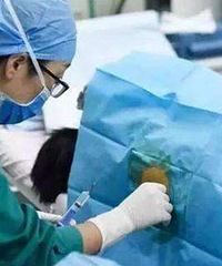 生娃儿用了无痛,婆婆不准我给宝宝喂奶,说母乳被麻药污染了