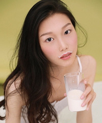 趁暑假去拍了一套写真,摄影师用我喝的牛奶就拍了一套造型