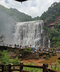 ˵�߾��ߵ���ĩ��,���ҵ�һ�ҳ������¶Ӫ�ؾƵ�