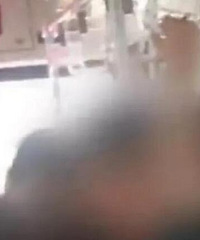 小伙嫌公交太挤指责老人……