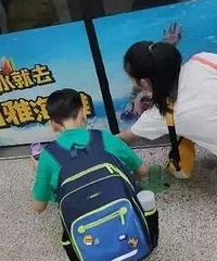 武汉地铁上的一张“偷拍照”火了