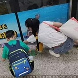 地铁站一张偷拍照火了