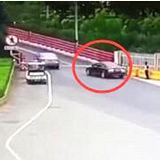 为了娃在高速路上倒车