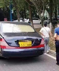 迈巴赫接送、六个仆人陪上学?假的