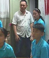 爸爸要求将5胞胎分在5个班
