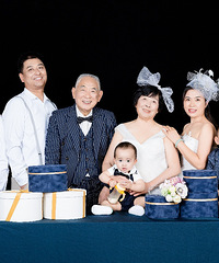 随便找了一家写真馆,没想到选片时才发现囊中羞涩,根本不够选