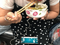 她自帶碗筷車廂吃飯