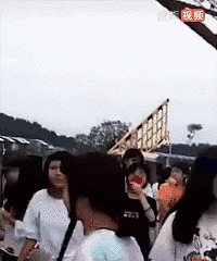 老师提水桶校门口给女生卸妆,是野蛮教育还是用心良苦?