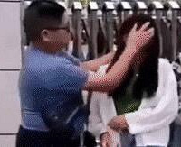 老师提水桶校门口给女生卸妆