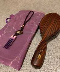 谭木匠和迪士尼联名合作的的木梳,小篆字体也太好看了吧
