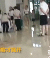 商场内50多岁的清洁给一对年轻的母子磕头道歉,原因竟是这