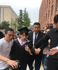 肖战与宋祖儿在某大学校园里拍MV