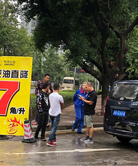 四车擦挂,走鹅公岩堵车了,不知道和加油站直降7角有没得关系?