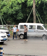 四车擦挂,走鹅公岩堵车了,不知道和加油站直降7角有没得关系?