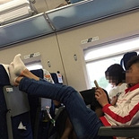 动车上的脱鞋情侣