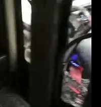 车门撞到车门上,一地都是玻璃