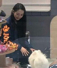 向佐郭碧婷现身重庆录制节目