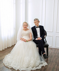 外公外婆都是“90后”了,结婚73年第一次化妆拍照,超级感动