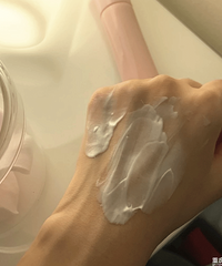 日常最爱的2款身体乳,这款味道很自然清新,用完连被子都是香香