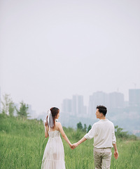 非常nice的照片,为了配合草坪婚礼连婚纱照都选了这种风格
