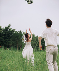非常nice的照片,为了配合草坪婚礼连婚纱照都选了这种风格