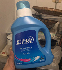来看我老汉的神操作,几件衣服他倒了一整瓶洗衣液