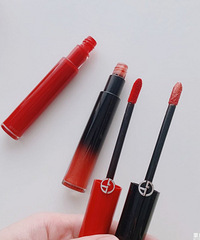 ����Я����2��ٴ�ں죬��ɫ�ÿ������Լ���ϰ඼���ó�