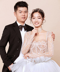 作为这家婚纱摄影的老粉,这次直接拍了四套,这套韩式很唯美