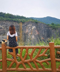 承包这片矿山,人少空气好,能看格桑花、钓鱼