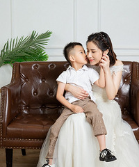 带公婆拍全家福,选照片时婆婆舍不得删照片,留了50多张照片