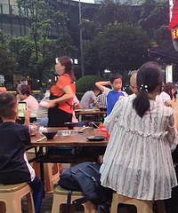 明明可以坐成一桌,这桌子人却……