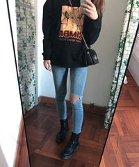 入手做工非常良心的马丁靴,搭配短裙穿,腰以下全是腿的既视感
