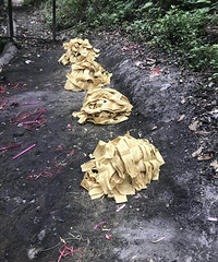 小学附近非法烧香点,严重影响孩子的学习