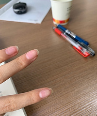不要再美甲了,对指甲的伤害太大了。
