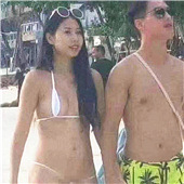 她的比基尼只有一根绳