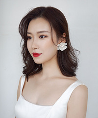 一直都喜欢欧美复古妆容,试了3家才敲定跟妆,这款头饰太美了