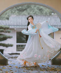 自带汉服拍照,被夸是装备最齐全的客人