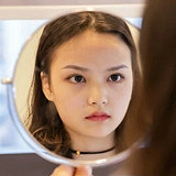 根根分明的眉毛很自然