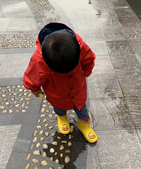 给娃买了小黄鸭雨鞋,终于可以学佩奇一样肆意踩水