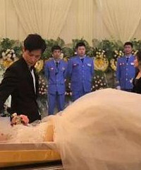 昨天,这对新人在殡仪馆举行了婚礼