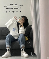 今年就喜欢这种宽松休闲的搭配,感觉特别舒适